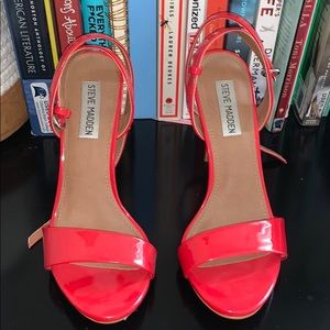 StEVE MADDEN red open toed heels